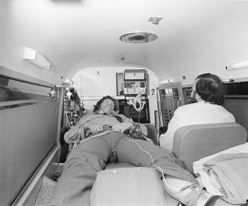 858380 Interieur van een ambulance met hartbewaking van de Gemeentelijke Geneeskundige en Gezondheidsdienst (G.G. en ...